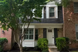 5752 Crownleigh Ct, Burke, VA 22015 - Photo 1