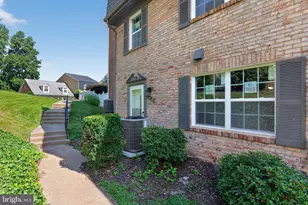 9836 Hagel Cir, Lorton, VA 22079 - Photo 4