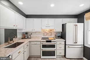 8234 Crestmont Cir, Springfield, VA 22153 - Photo 4