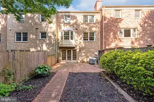 9259 Bailey Ln, Fairfax, VA 22031 - Photo 2