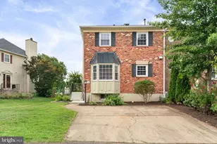 7190 Lake Cove Dr, Alexandria, VA 22315 - Photo 2