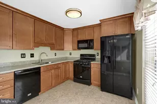 8204 Catbird Cir, Lorton, VA 22079 - Photo 10