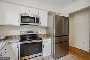 9708 Locust Hill Dr, Great Falls, VA 22066 - Photo 18