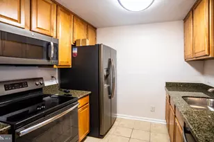 3176 Summit Square Dr, Oakton, VA 22124 - Photo 14