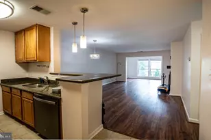 3176 Summit Square Dr, Oakton, VA 22124 - Photo 4