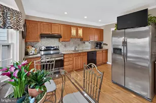7901 Laural Valley Way, Springfield, VA 22153 - Photo 12