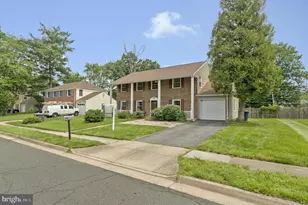 1107 Treeside Ln, Herndon, VA 20170 - Photo 2