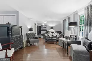 6121 Queens Brigade Ct, Fairfax, VA 22030 - Photo 4