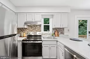 6015 Chestnut Hollow Ct, Centreville, VA 20121 - Photo 2