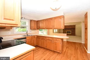 8017 Diving Cliff Ln, Springfield, VA 22153 - Photo 10
