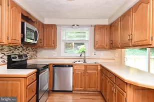 8017 Diving Cliff Ln, Springfield, VA 22153 - Photo 8
