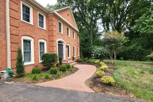 8424 Holly Leaf Dr, McLean, VA 22102 - Photo 2