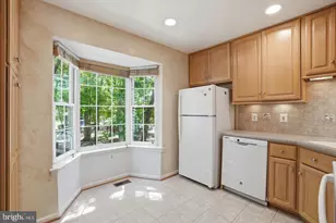 2391 Hunters Square Ct, Reston, VA 20191 - Photo 6