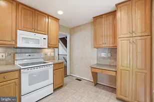 2391 Hunters Square Ct, Reston, VA 20191 - Photo 8