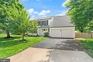13458 Stream Valley Dr, Chantilly, VA 20151 - Photo 2