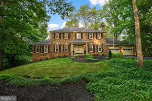 12134 Holly Knoll Cir, Great Falls, VA 22066 - Photo 2