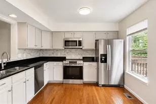 13824 Bridlington Ct, Centreville, VA 20120 - Photo 8