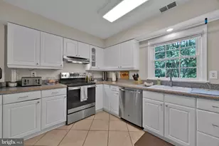 2465 Windbreak Dr, Alexandria, VA 22306 - Photo 12