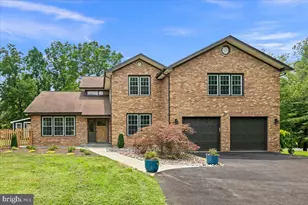 353 Gallop Wood Pl, Great Falls, VA 22066 - Photo 2