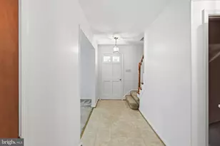 709 McKinley St NE, Vienna, VA 22180 - Photo 2