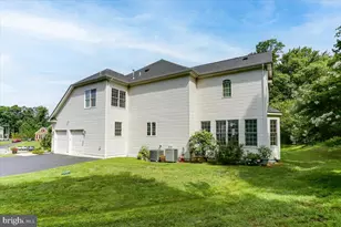 8906 Laurel Overlook Dr, Lorton, VA 22079 - Photo 4