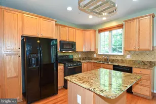 7810 Locust Leaf Ln, Alexandria, VA 22315 - Photo 12