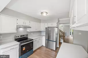 6027 Rockton Ct, Centreville, VA 20121 - Photo 10