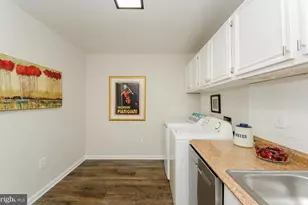 9737 Kings Crown Ct, Fairfax, VA 22031 - Photo 14