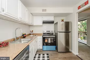 9737 Kings Crown Ct, Fairfax, VA 22031 - Photo 16