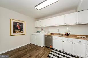 9737 Kings Crown Ct, Fairfax, VA 22031 - Photo 12