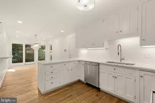 1318 Round Oak Ct, McLean, VA 22101 - Photo 10