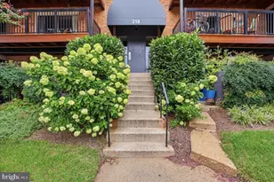 218 Locust St SE, Vienna, VA 22180 - Photo 1