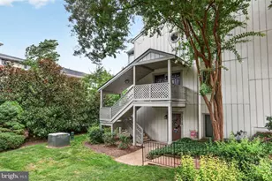 2316 Hunters Run Dr, Reston, VA 20191 - Photo 2