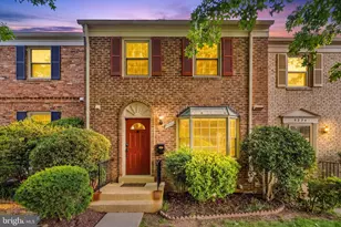 9222 Bailey Ln, Fairfax, VA 22031 - Photo 2