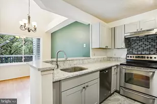 11719 Summerchase Cir, Reston, VA 20194 - Photo 4