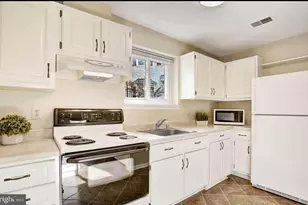 13817 Cabernet Ct, Chantilly, VA 20151 - Photo 8