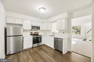 6866 Chasewood Cir, Centreville, VA 20121 - Photo 2