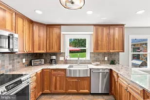 10855 Weisiger Ln, Oakton, VA 22124 - Photo 16