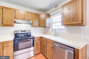 14536 Castleford Ct, Centreville, VA 20121 - Photo 8