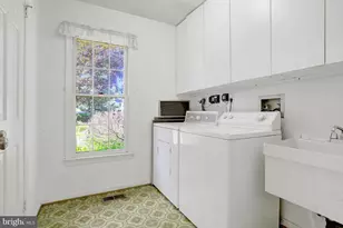 923 Harriman St, Great Falls, VA 22066 - Photo 12