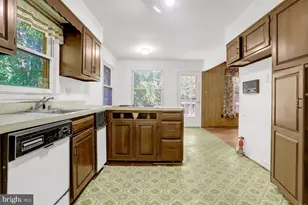 923 Harriman St, Great Falls, VA 22066 - Photo 10