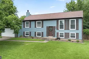 1236 Summerfield Dr, Herndon, VA 20170 - Photo 2