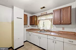5904 Carver Pl, Falls Church, VA 22041 - Photo 6