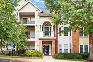 4137 Fountainside Ln, Fairfax, VA 22030 - Photo 4