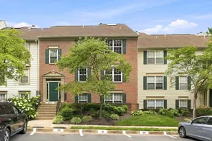 12114 Green Leaf Ct, Fairfax, VA 22033 - Photo 2