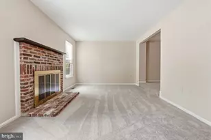 10065 Chestnut Wood Ln, Burke, VA 22015 - Photo 4