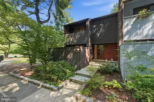 2017 Wethersfield Ct, Reston, VA 20191 - Photo 2