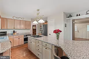 9830 Faust Dr, Vienna, VA 22182 - Photo 16