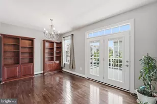 6189 Royal Crest Ln, Alexandria, VA 22310 - Photo 8