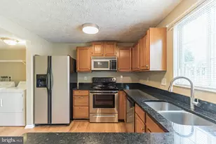 6302 Betsy Ross Ct, Centreville, VA 20121 - Photo 10